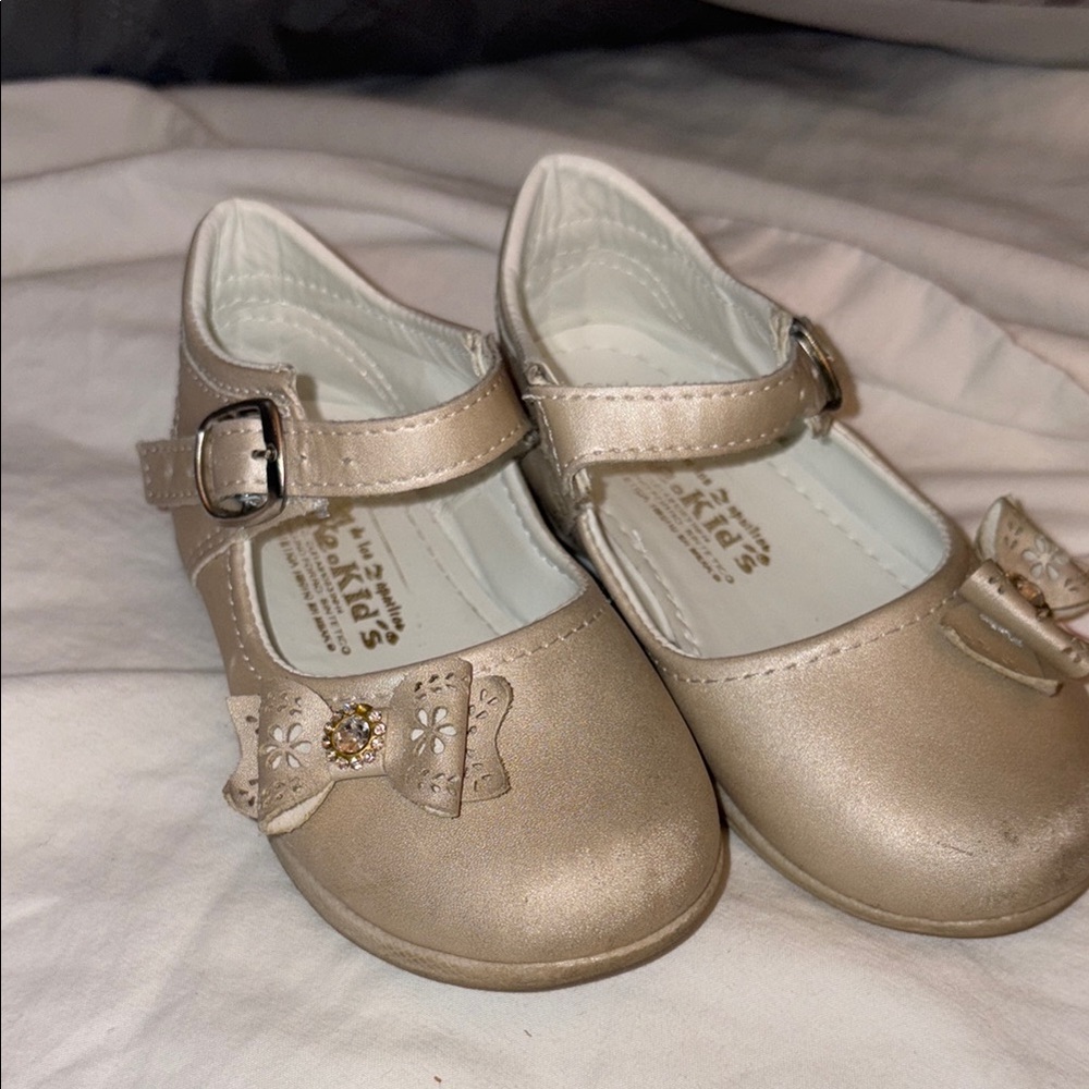 Pearlized  white/cream girls dress shoe Mary Jane Kids Shoes with Bow Detail